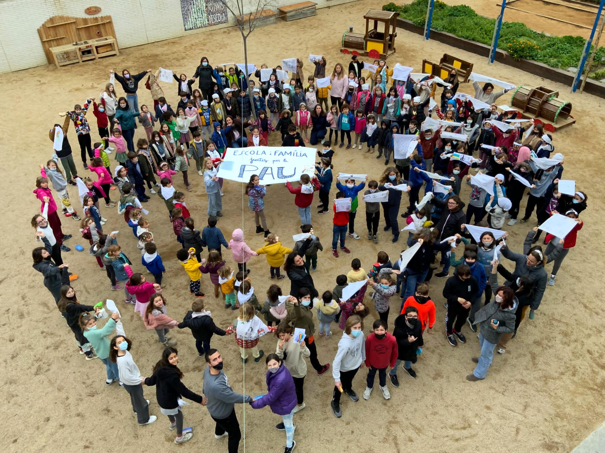 Escola i famílies juntes per la pau