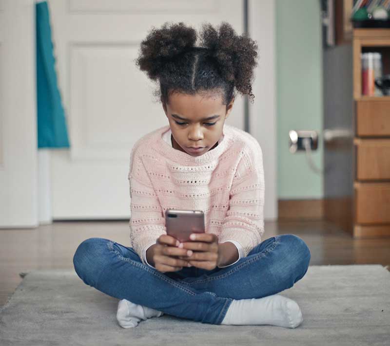 Endarrerir el mòbil fins als 16 anys? Presentem la comissió Drets Digitals